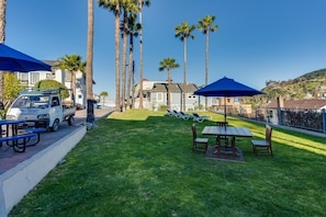 Outdoor dining - Quaint Avalon Escape for Couples Seeking Privacy & Romance (Avalon)