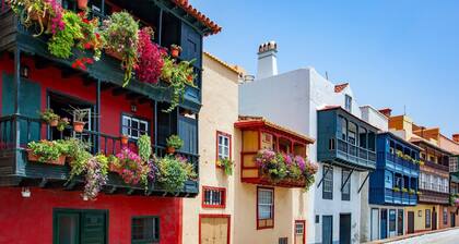 City Home La Palma & WiFi – Central Room with Balcony