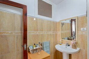 Douche, sèche-cheveux, serviettes fournies