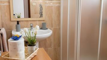 Dusche, Haartrockner, Handtücher