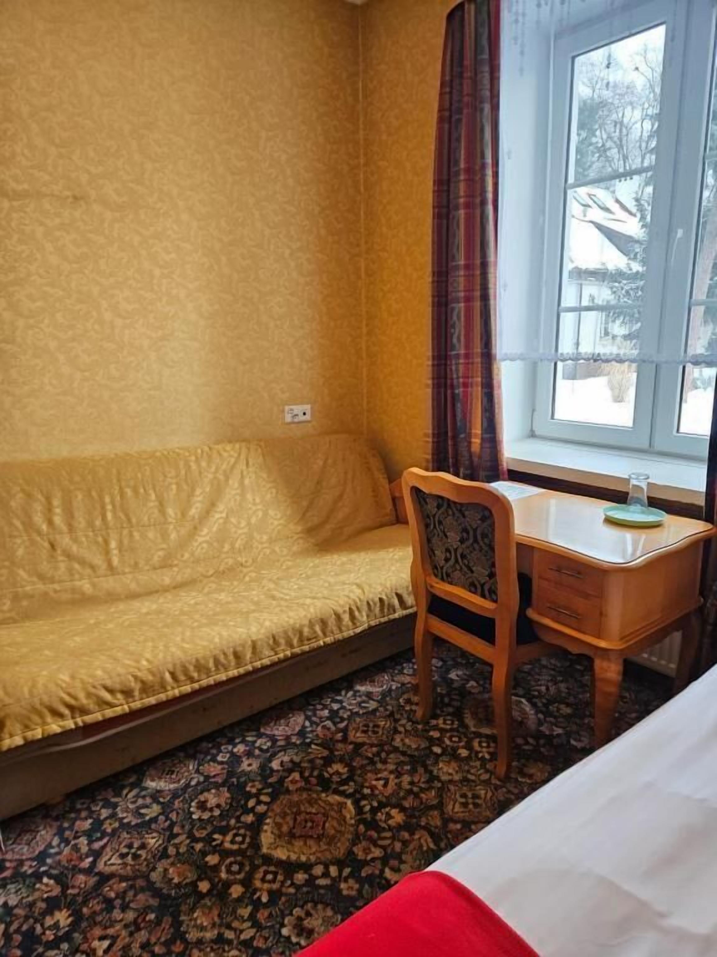 Habitación doble clásica, vista al jardín | Área de sala de estar