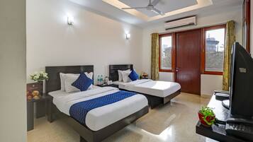 Habitación con 2 camas individuales, vista a la ciudad | Tabla de planchar con plancha y wifi gratis