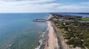 Nálægt ströndinni, hvítur sandur, sólbekkir, sólhlífar