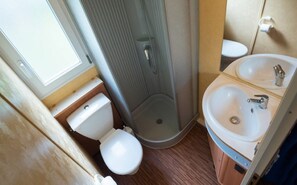 Nhà di động, 2 phòng ngủ, không hút thuốc, sân hiên | Phòng tắm | Máy sấy tóc, khăn tắm, giấy vệ sinh