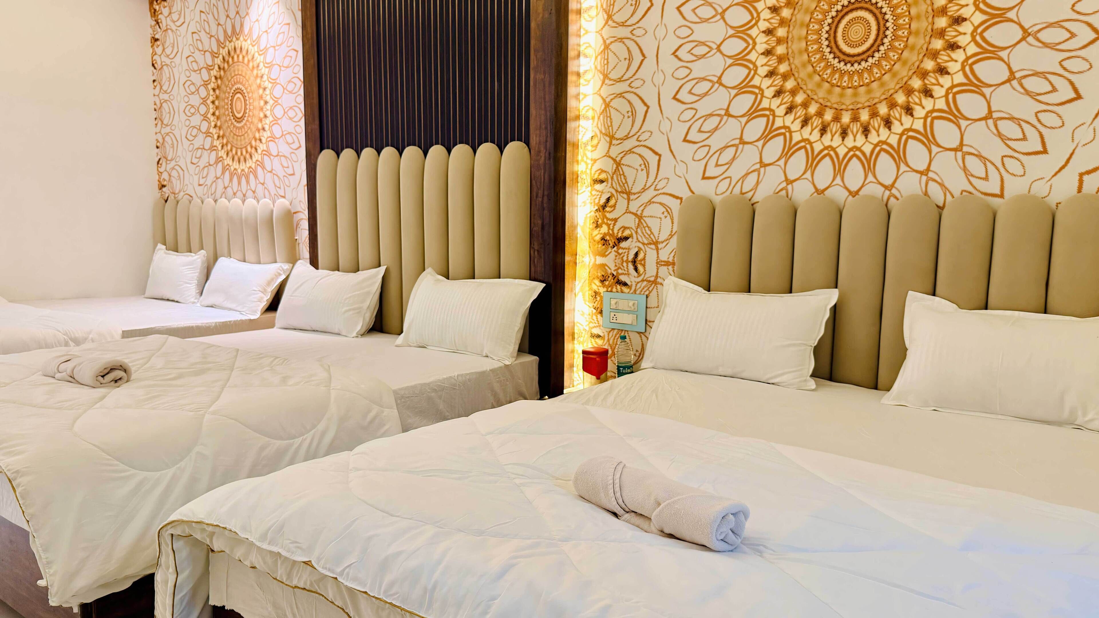 Family Room | Desk, laptop workspace, free WiFi