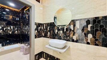 Toallas, jabón, shampoo, papel higiénico