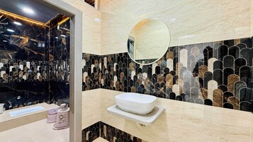 Habitación familiar | Baño | Toallas, jabón, champú y papel higiénico