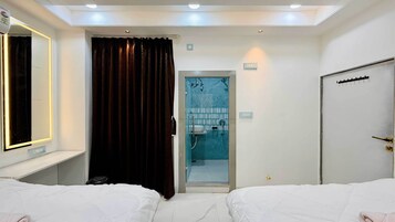 Habitación cuádruple Deluxe | Escritorio, espacio para trabajar con un portátil, wifi gratis