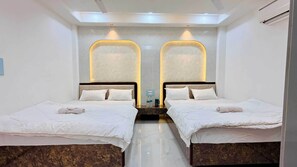 Deluxe Quadruple Room | Desk, laptop workspace, free WiFi - Hotel Om Mangalam Palace (Khandwa)