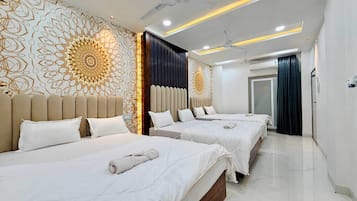 Family Room | Desk, laptop workspace, free WiFi