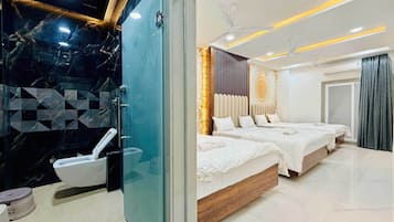 Family Room | Bathroom | Towels, soap, shampoo, toilet paper