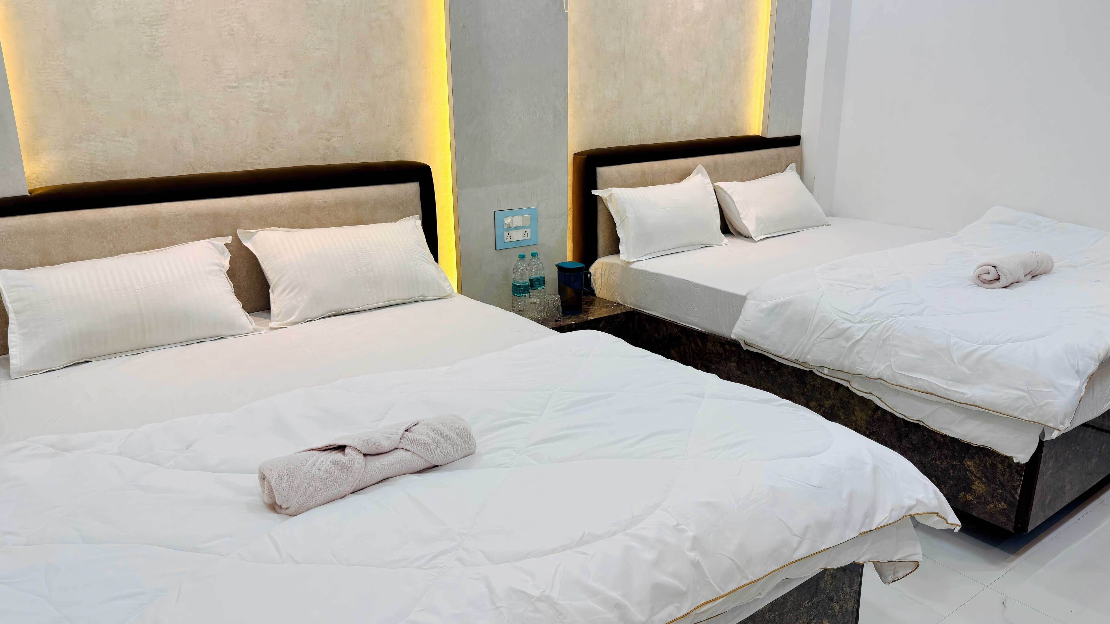 Phòng 4 Deluxe | Bàn, khu vực làm việc phù hợp cho laptop 