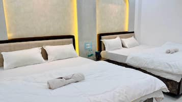 Deluxe Quadruple Room | Desk, laptop workspace, soundproofing, free WiFi
