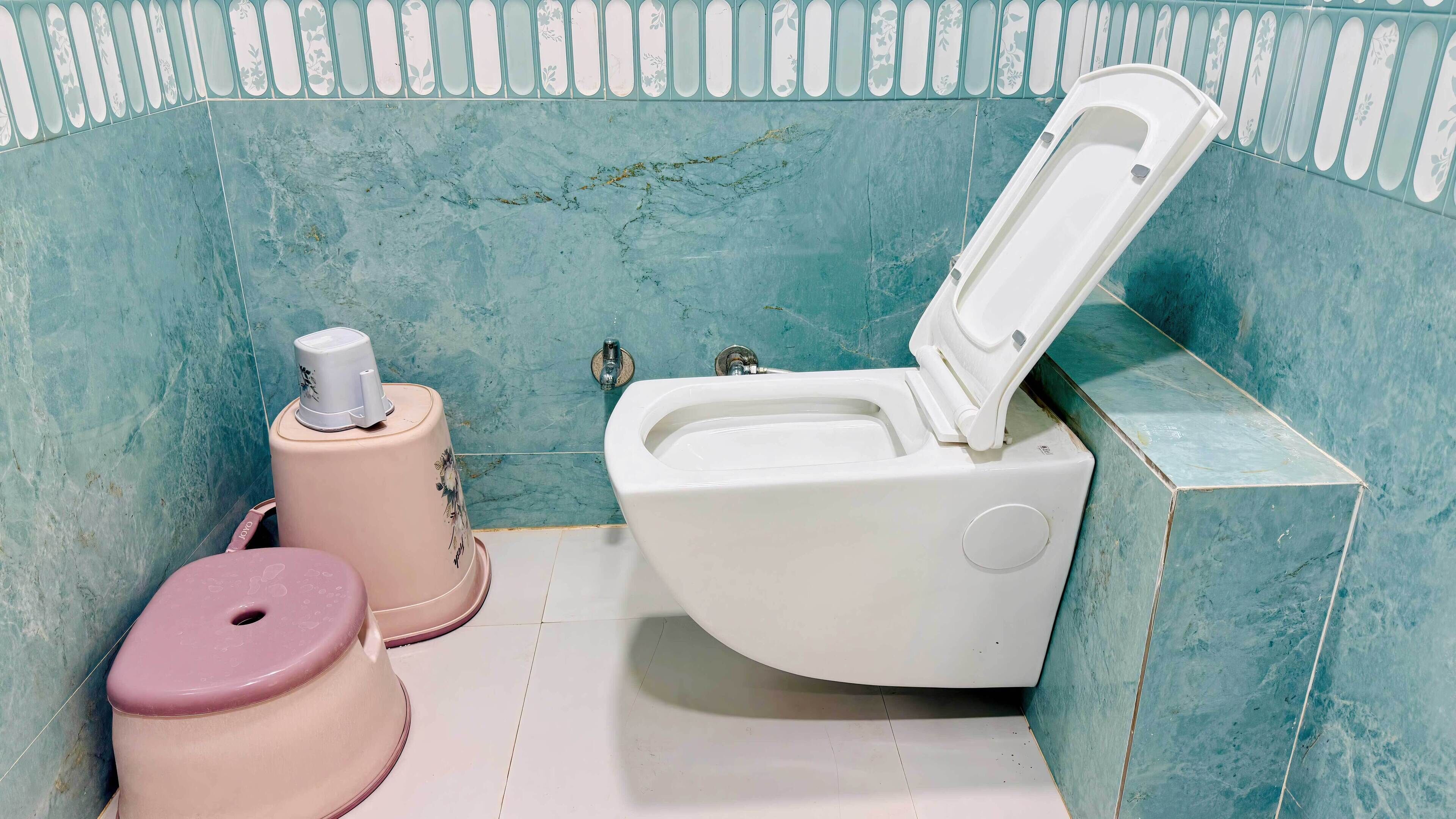 Deluxe Quadruple Room | Bathroom | Towels, soap, shampoo, toilet paper