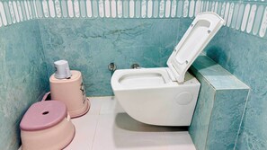 Deluxe Quadruple Room | Bathroom | Towels, soap, shampoo, toilet paper - Hotel Om Mangalam Palace (Khandwa)