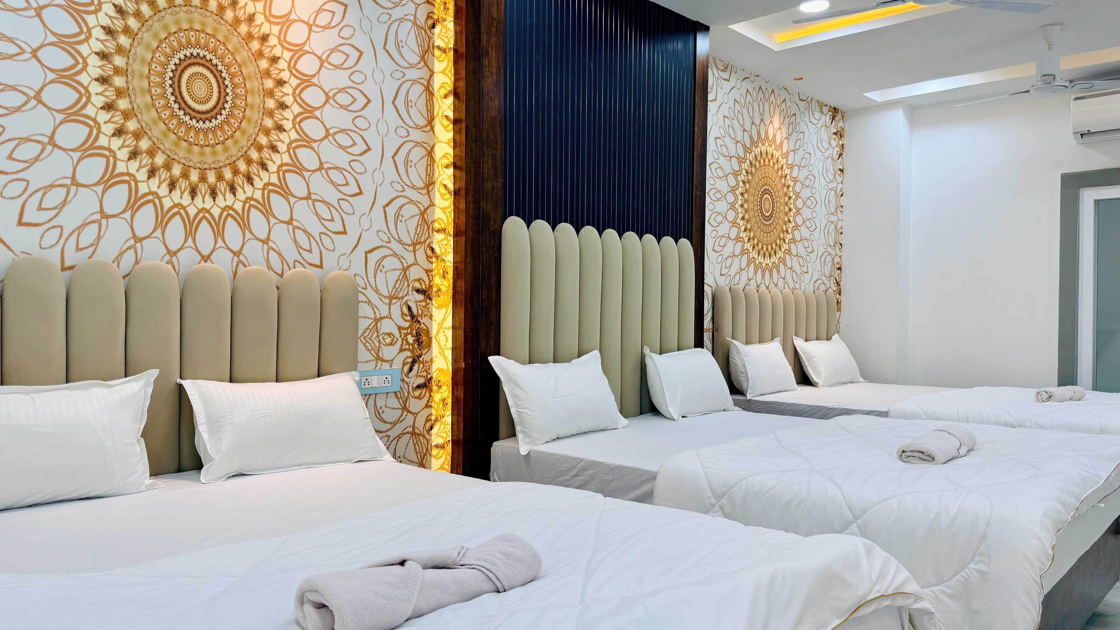 Habitación de hotel con tres camas, un diseño de techo moderno y paneles decorativos en la pared.