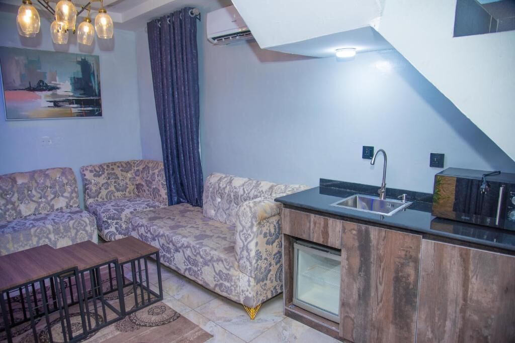 Departamento superior, balcón, vista a la ciudad | Área de sala de estar