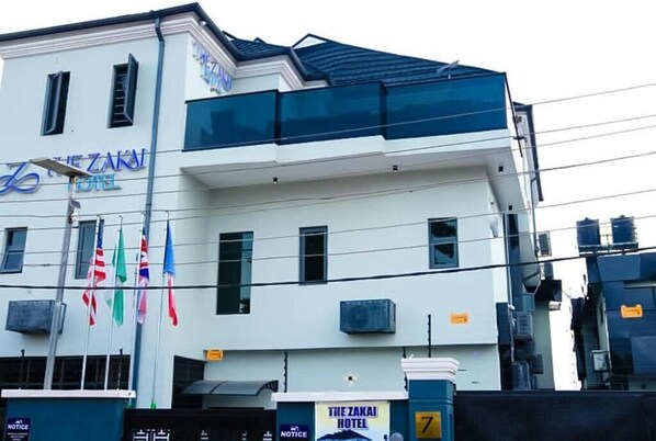 Un edificio con el letrero del Hotel Zakai.
