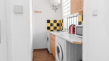 Apartamento | Cozinha privada | Geladeira, micro-ondas, fogão, cooktop