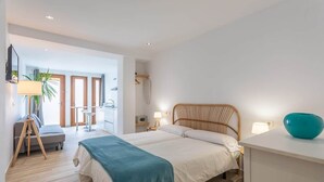 A modern bedroom with a bed, bedside tables, a desk, and a chair. - 1 beach line. Malabau N2 (Tarifa)