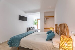 Tabla de planchar con plancha, wifi y ropa de cama 