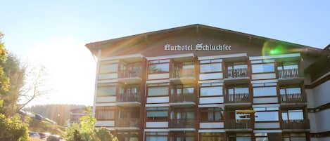 A multi-story hotel with balconies and a clear sky.
