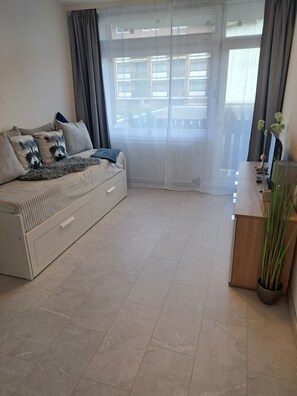 WiFi, bed sheets - The Raccoon Cave – Apartment with Balcony & Pool (Schluchsee)