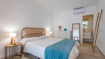 Tabla de planchar con plancha, wifi, ropa de cama