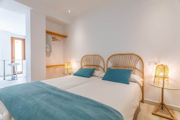 Tabla de planchar con plancha, wifi, ropa de cama