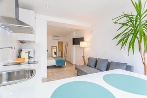 Tabla de planchar con plancha, wifi, ropa de cama