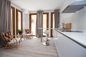 Frigorífico y placa de cocina