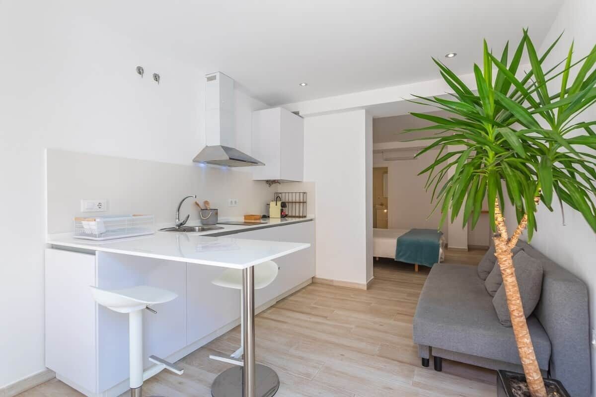 Frigorífico, placa de cocina y trona infantil