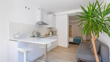 Frigorífico, placa de cocina y trona infantil