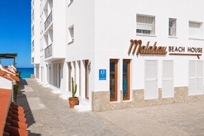 A beachfront property named 'Malahau Beach House' with a clear view of the sea, a cactus plant, and a sign indicating an AT facility. - 1 beach line. Malabau N3 (Tarifa)