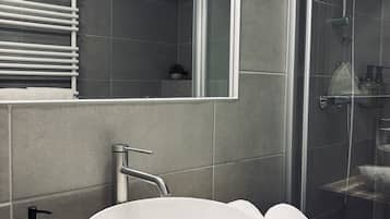 Haartrockner, Handtücher, Seife, Toilettenpapier