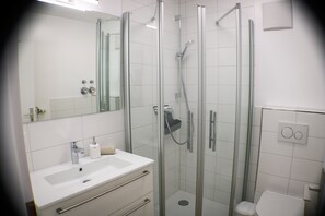 Dusj, hårføner og håndklær