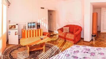 1 habitación, escritorio, tabla de planchar con plancha y wifi gratis