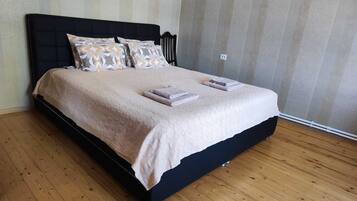 3 bedrooms, iron/ironing board, bed sheets