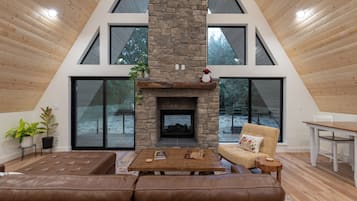 Smart TV, chimenea, libros, biblioteca de música