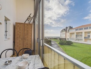 Outdoor dining - Apartment with Loggia and Sea View for 4 (Saint-Hilaire-de-Riez)