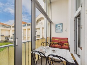 Outdoor dining - Apartment with Loggia and Sea View for 4 (Saint-Hilaire-de-Riez)