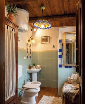 Bathroom - Laura's Little Houses: Mondello 2 (Palermo)
