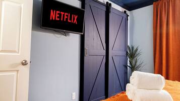 4 soverom, safe på rommet, skrivebord og reiseseng for barn