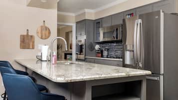 Mikrobølgeovn, ovn, kokeplater og oppvaskmaskin