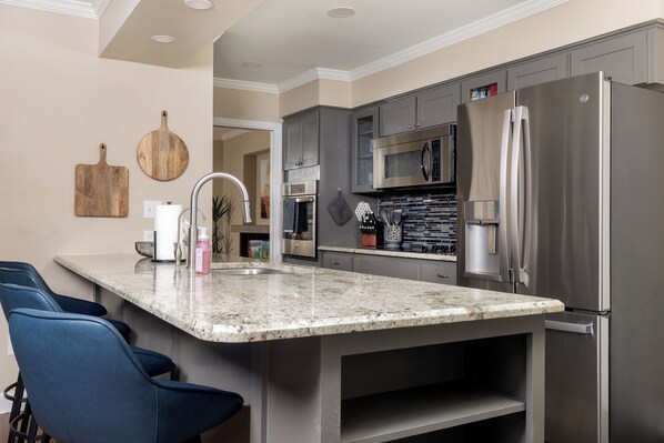 Microondas, horno, parrilla de estufa y lavavajillas