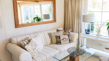 Een televisie en een open haard