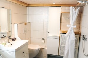 Chuveiro, secador de cabelo, toalhas de banho 