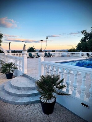 Pool - Exceptional extended stays in luxurious rooms. (Crevillente, Valenciana, Spain)