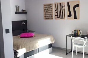 1 dormitorio, tabla de planchar con plancha, wifi y ropa de cama