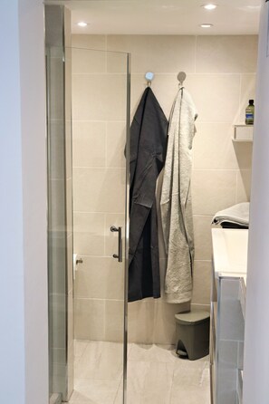 Towels, soap, toilet paper - Exceptional extended stays in a luxurious room just 15 minutes from Elche. (Crevillente, Valenciana, Spain)